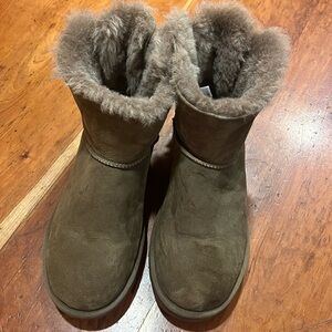 UGG MINI BAILEY BOW SIZE 9